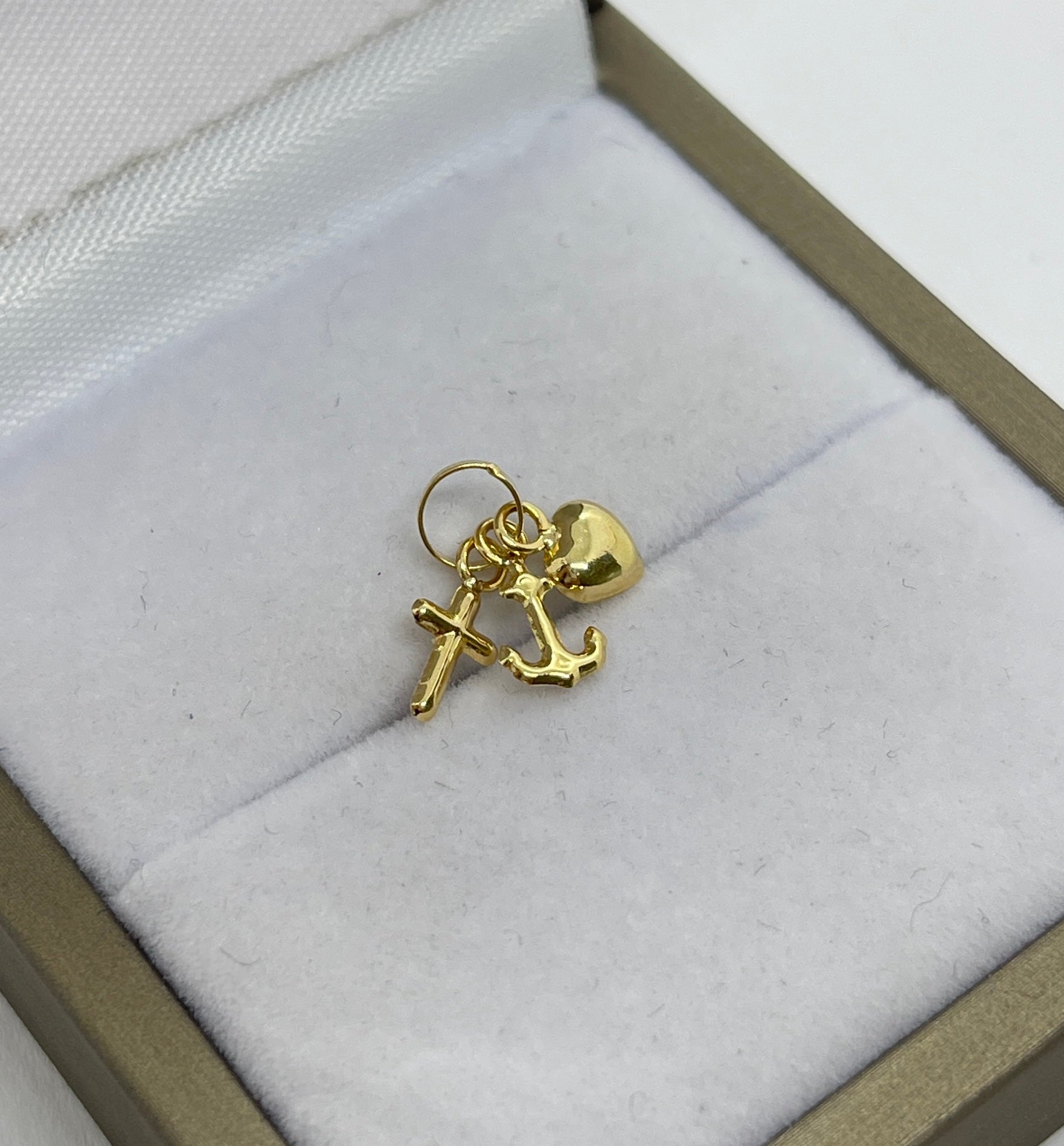 DIJE 3 GRACIAS ORO AMARILLO 18K