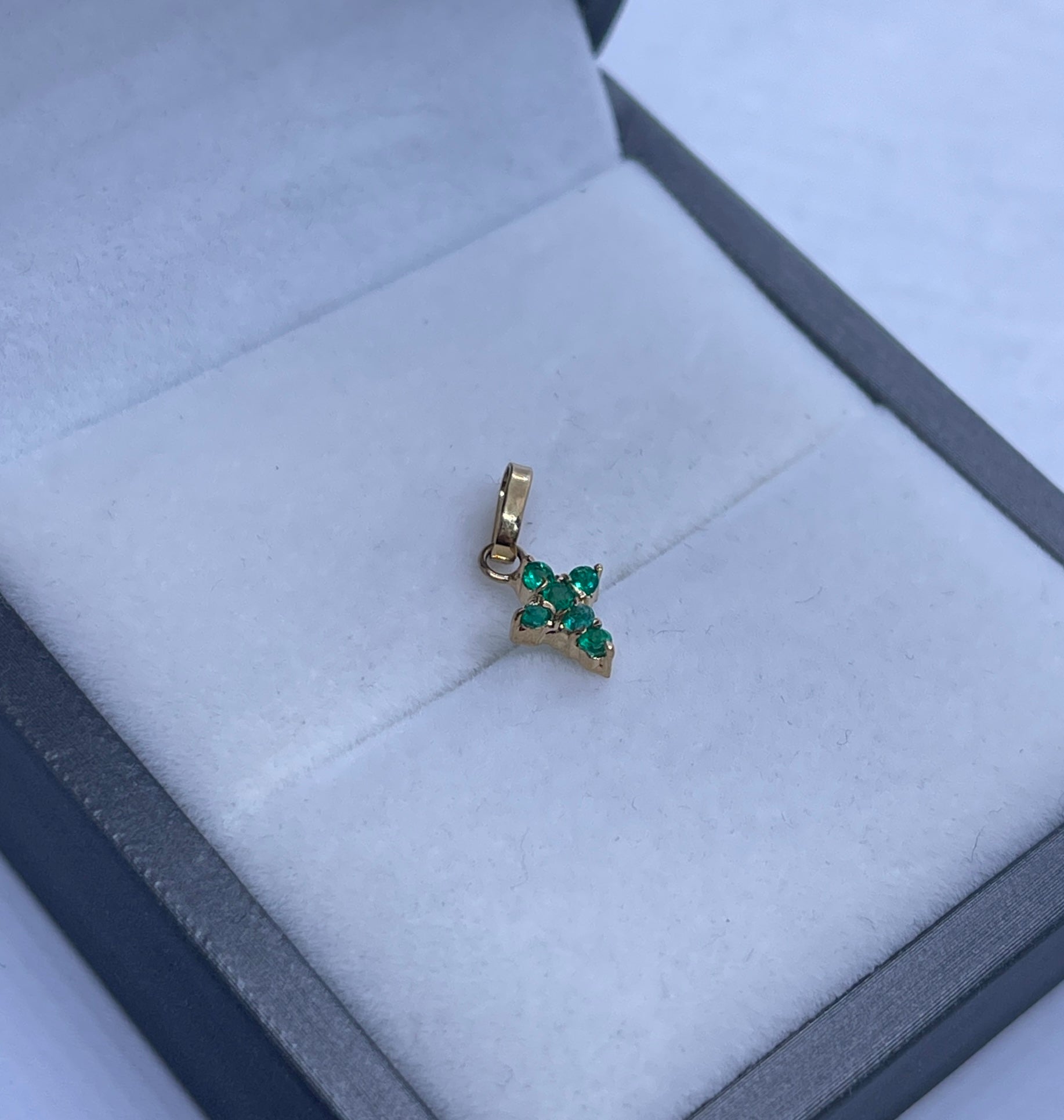 DIJE CRUZ ESMERALDA PEQUEÑA 18K