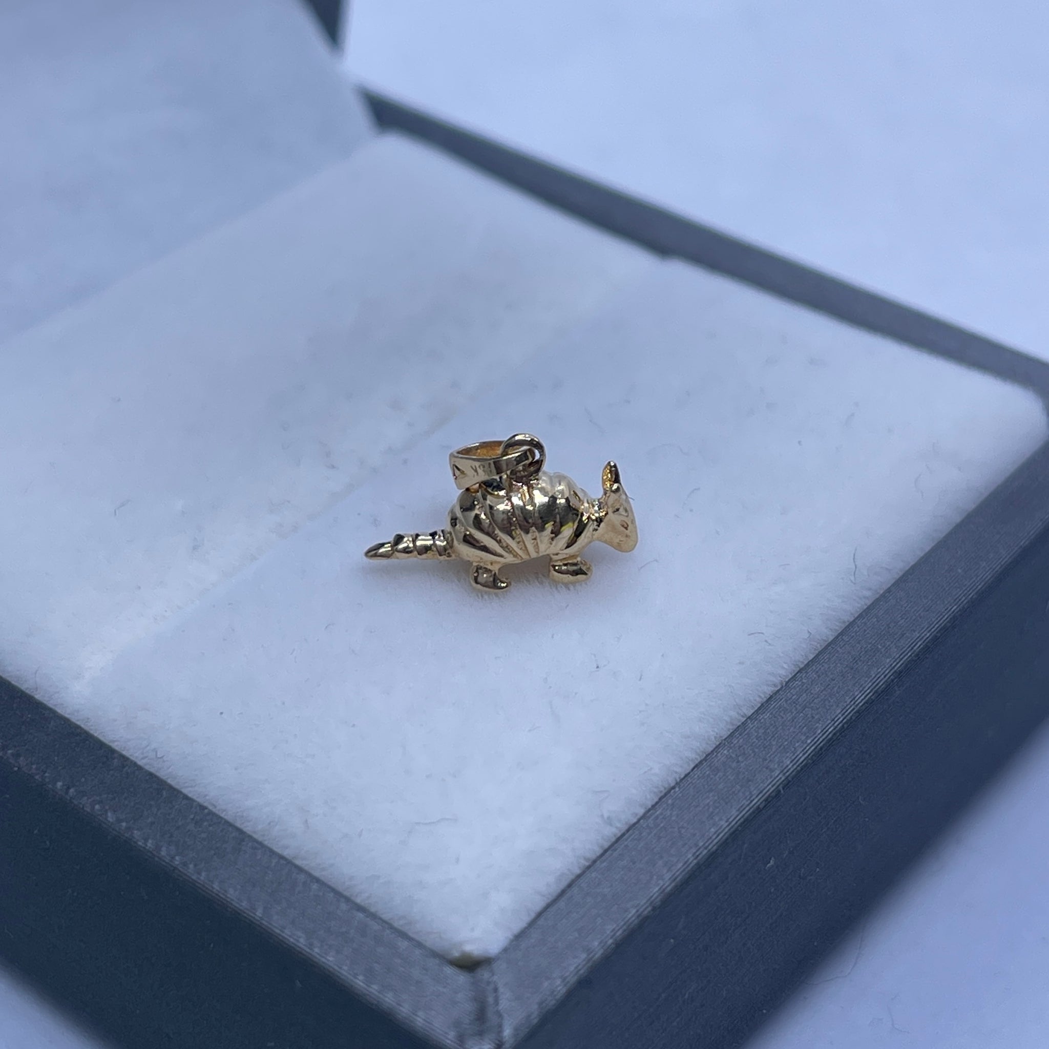 DIJE ARMADILLO ORO AMARILLO 18K