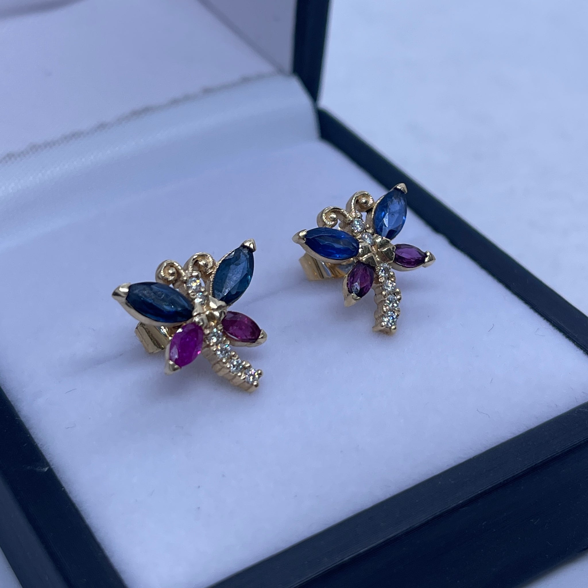 TOPOS MARIPOSA EN DIAMANTES, ZAFIROS, RUBÍES Y ORO AMARILLO 18K