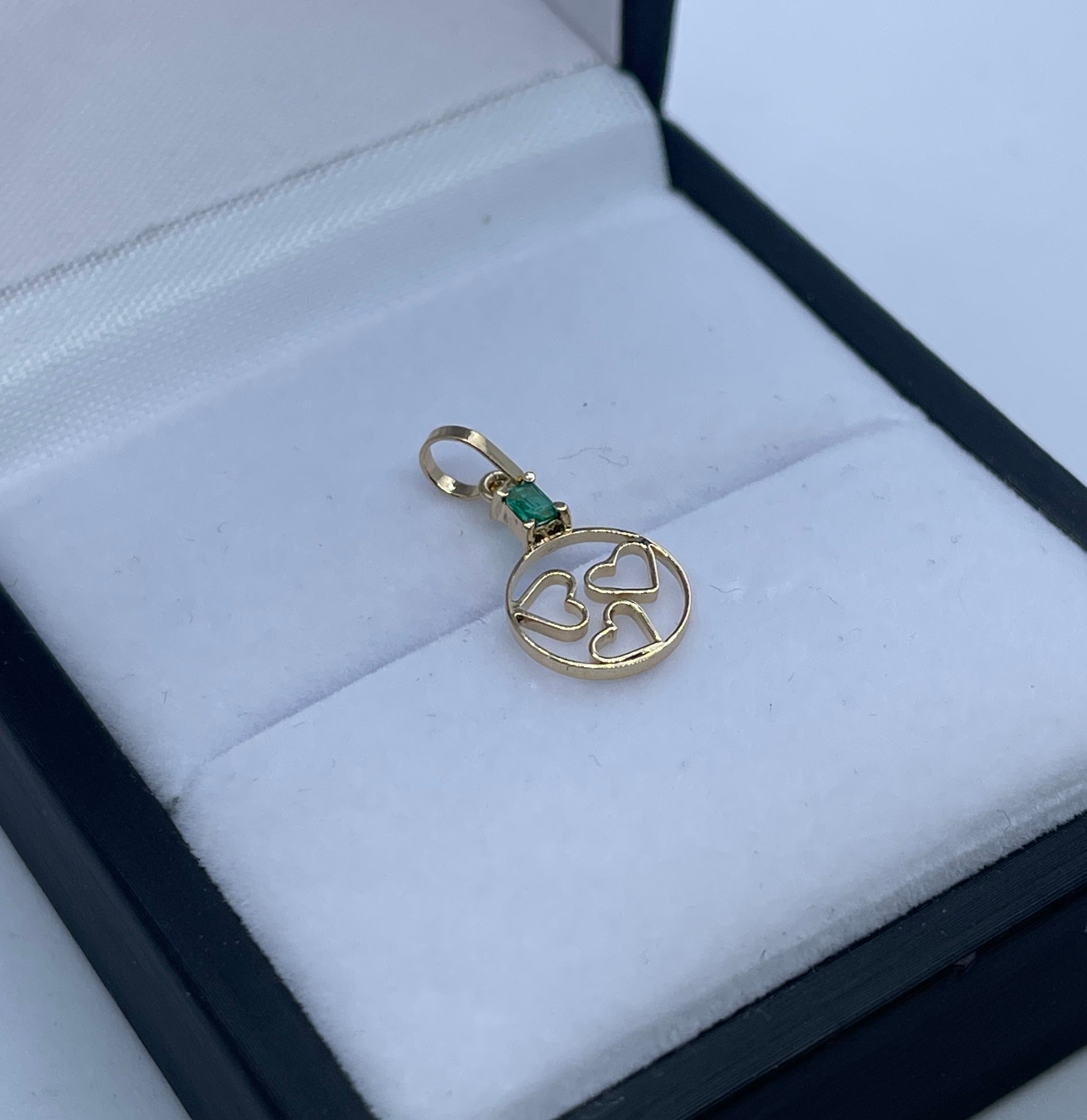 DIJE CORAZONES CON ESMERALDA 18K