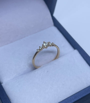 ANILLO SOLITARIO CON CUATRO CIRCONES 18K