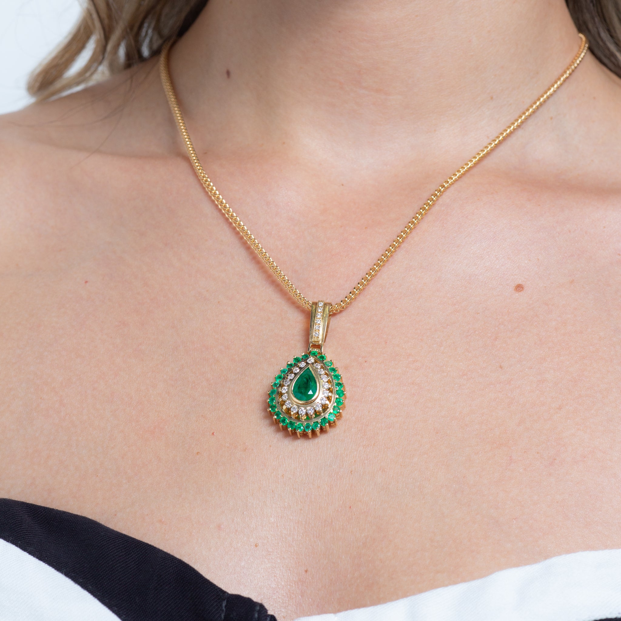 DIJE GOTA CELESTIAL ESMERALDAS X DIAMANTES 18K